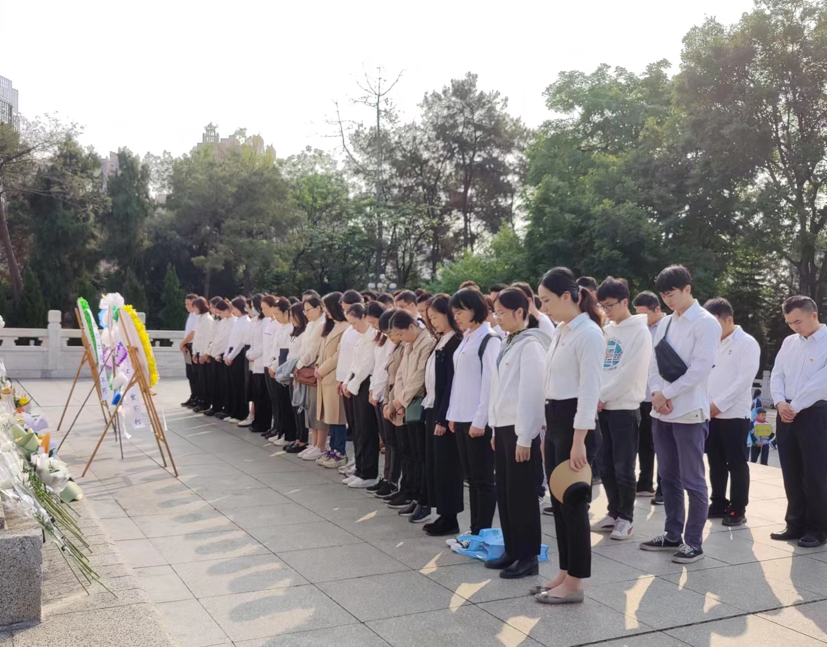 市排水公司黨總支、南寧建康環(huán)保公司黨支部開(kāi)展“緬懷革命先烈，賡續(xù)紅色基因”聯(lián)合主題黨日活動(dòng)